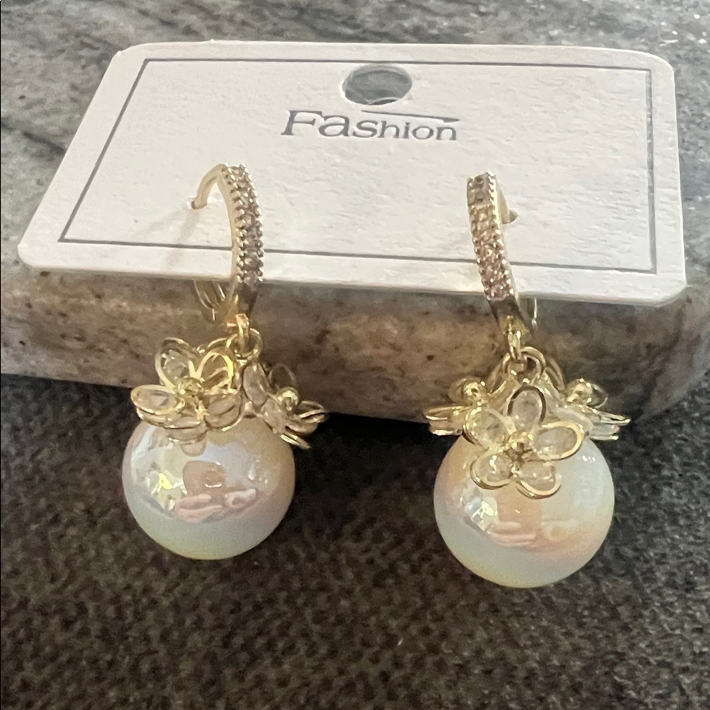 small Gold tone and iridescent Pearl earrings - Picture 3 of 4